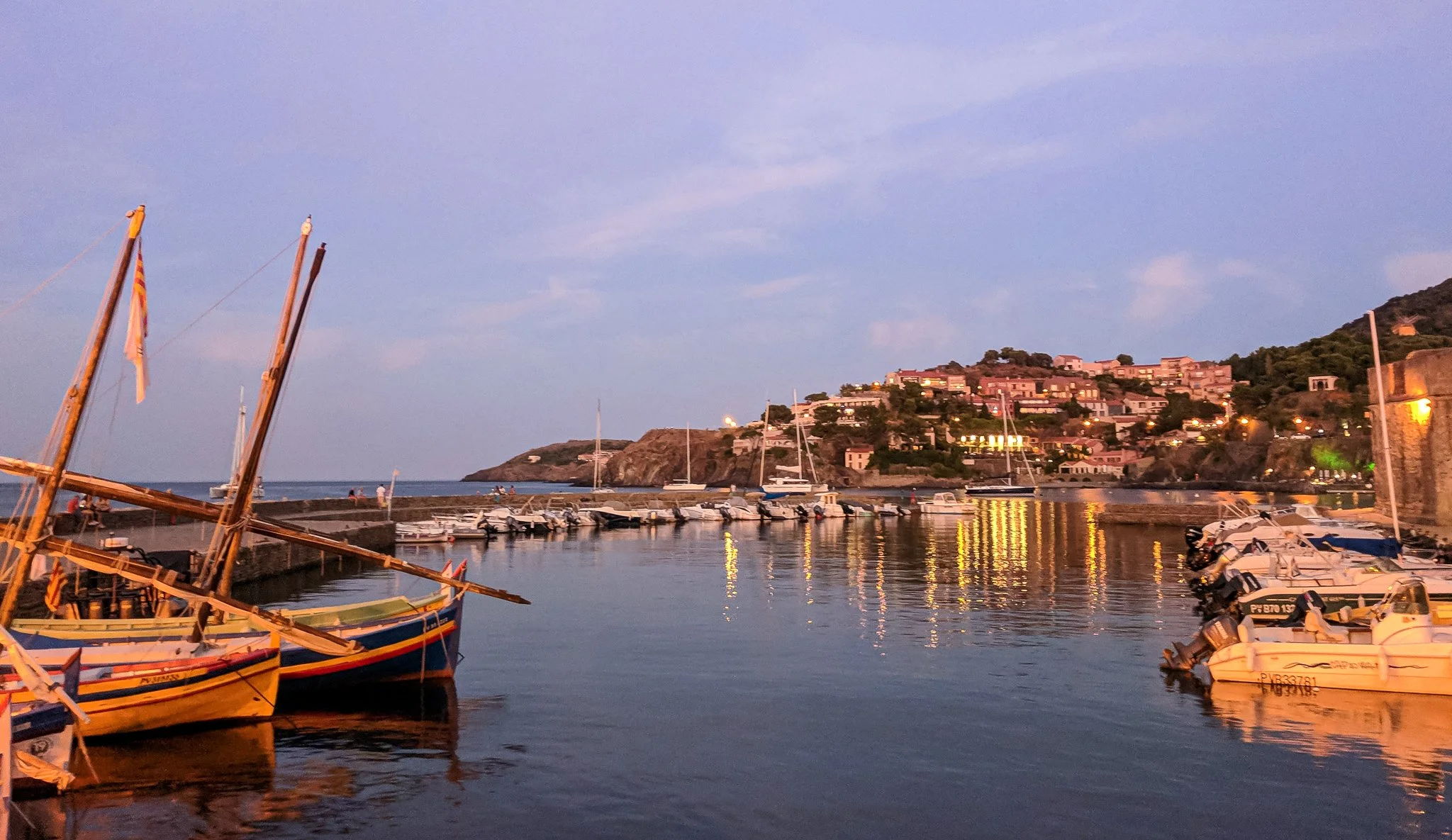 &Epsilon;&iota;&kappa;ό&nu;&alpha; &gamma;&epsilon;&mu;ά&tau;&eta; &Gamma;&alpha;&kappa;&lambda;ή&nu;&eta; &amp; &Kappa;&alpha;&tau;ά&nu;&upsilon;&xi;&eta; &pi;&rho;&omicron;&sigma;&kappa;&alpha;&lambda;ώ&nu;&tau;&alpha;&sigmaf; &nu;&alpha; &tau;&eta