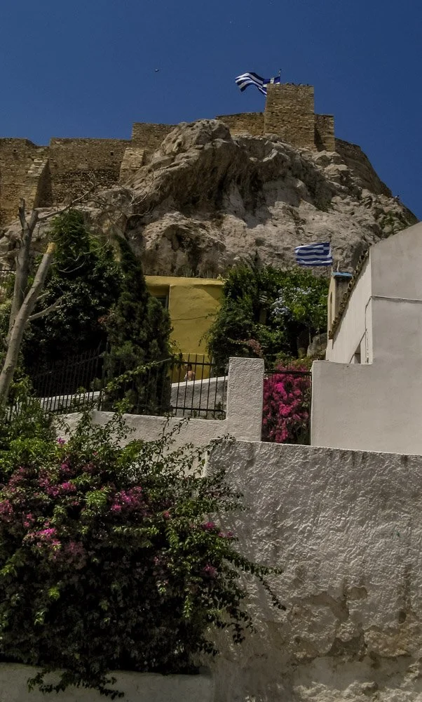 Ιερός Βράχος Ακρόπολης, Πλάκα.jpg