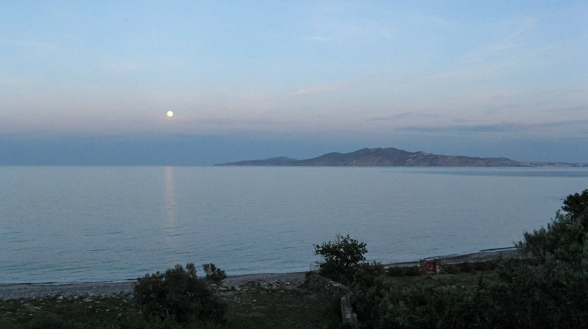 Μπλέ Ώρα-Ανατολή Σελήνης, Τήνος-2-3-2.jpg