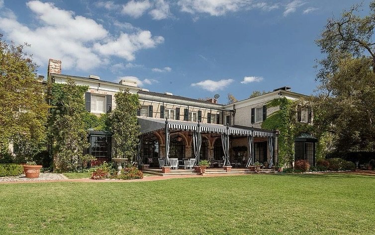 Most recently on the market in 2022, today&rsquo;s photos allows us a glimpse into one of my favorite Reginald Johnson-designed homes. While the home&rsquo;s street-facing facade has been concealed behind layers of vines and mature landscaping, obscu