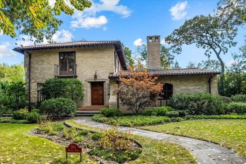 Current obsession: Spanish Colonial and Mediterranean Revival style homes built out side of the Southwest.

Located in Kenilworth, Illinois, one of Chicago&rsquo;s tony North Shore suburbs, today&rsquo;s home is a charming Spanish Colonial Revival st