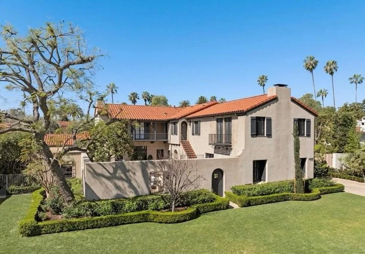 On the Market:: 1924 Roland Coate-designed home on Pasadena&rsquo;s tony Hillcrest Avenue.⁠
⁠
Even n a city with such a rich architectural history as Pasadena, few streets can outshine the homes located on Hillcrest Avenue. Boasting homes designed by