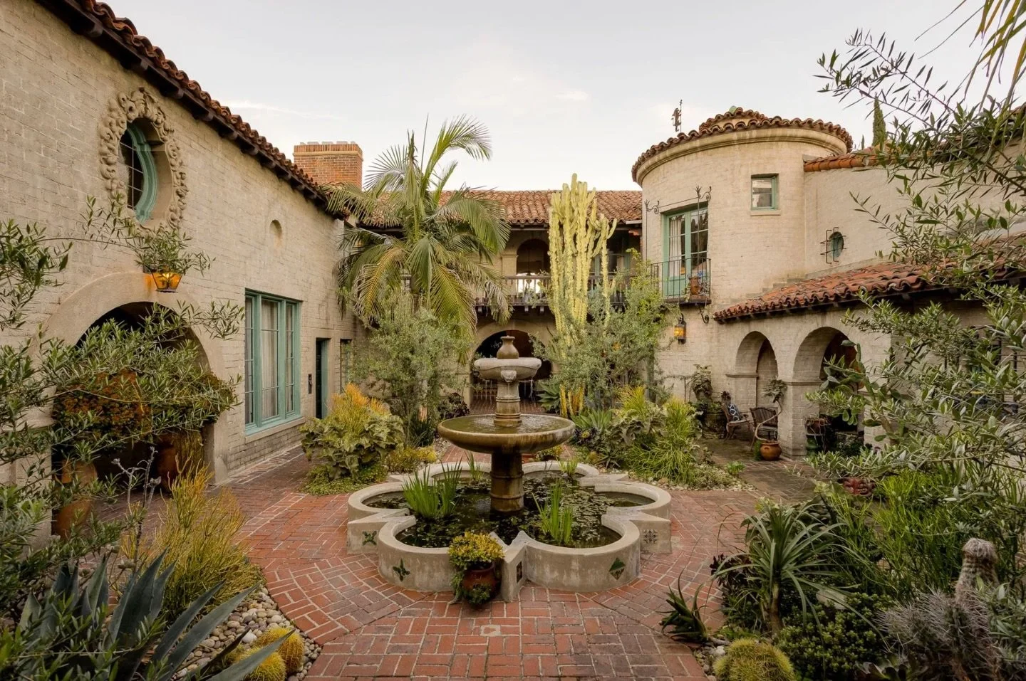 On the Market ::⁠ The perfect courtyard apartment lists at Hollywood&rsquo;s fabled El Cabrillo.⁠
⁠
Completed in 1926, the El Cabrillo Apartments were designed by Arthur and Nina Zwebell for producer Cecil B. DeMille. Designed in the high Spanish Col