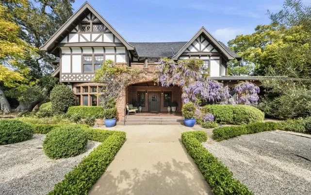On the Market ::⁠ 1906 Tudor Revival style home in South Pasadena&rsquo;s Oaklawn Historic District.⁠
⁠
In 1904, the South Pasadena Realty and Investment Company would begin developing the city&rsquo;s Oaklawn neighborhood, a sylvan respite located a