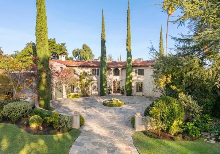 On the Market ::⁠ Iconic 1928 Wallace Neff-designed Pasadena estate inspired by Vignola&rsquo;s Villa Giulia⁠
⁠
⁠When certain homes come on the market, you have to drop everything you&rsquo;re doing, and today&rsquo;s home is one of those homes. Comp