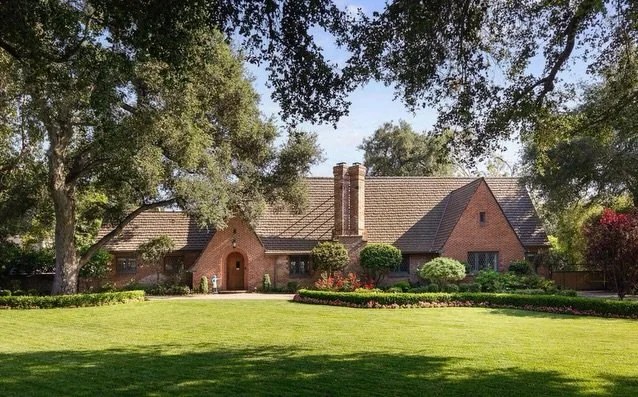 On the Market ::⁠ 1926 Ray J. Kieffer-designed Tudor Revival style home in La Canada Flintridge.⁠
⁠
⁠Located in La Canada Flintridge&rsquo;s bucolic Meadow Grove neighborhood, today&rsquo;s home is a prime example of the Tudor Revival style. With its