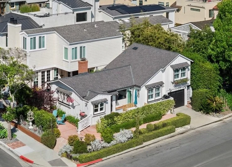 On the Market:: The quintessential Corona Del Mar cottage from 1934.
⁠
⁠Located in Corona del Mar&rsquo;s charming and alphabetically arranged Flower Streets, today&rsquo;s home is a quintessential Southern California cottage. The home&rsquo;s corner