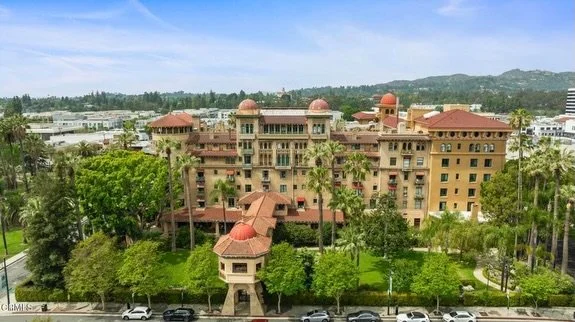 On the Market:: Studio condo in Pasadena&rsquo;s landmark 1898 Castle Green⁠
⁠
⁠Pasadena&rsquo;s immense Castle Green⁠ is a true Mediterranean Revival fantasy complete with Moorish inspired cupolas and towers, generous terracotta tiled covered porche