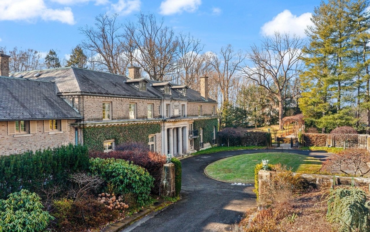 On the Market: 1910 Howard van Doren Shaw-designed Philadelphia Main Line estate.⁠
⁠
There&rsquo;s just something about Philadelphia&rsquo;s Main Line suburbs that always catches my eye; from Mellor, Meigs &amp; Howe to Wilson Eyre, the architects of