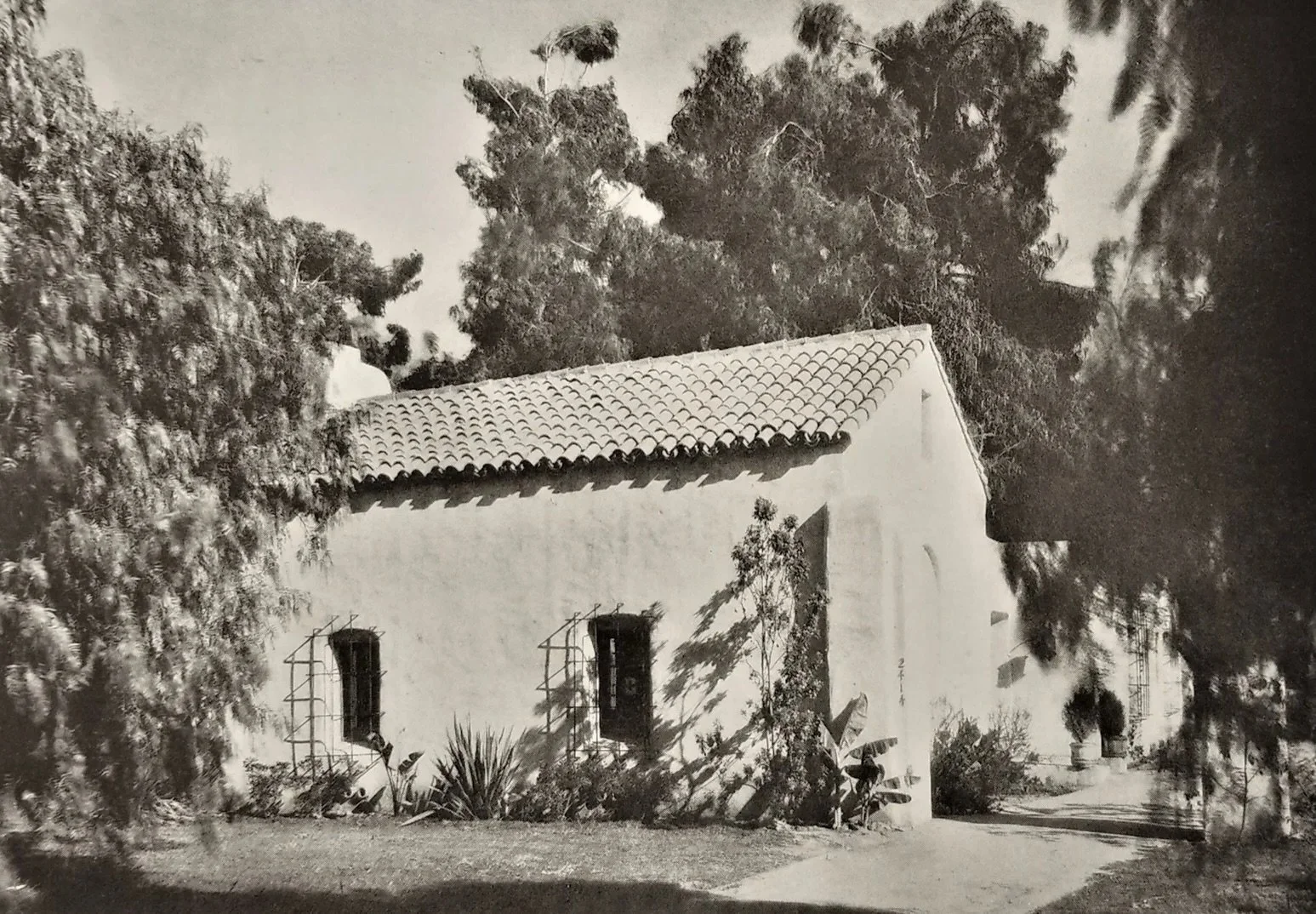 On the Market: 1922 Alice Lynch House designed by Harwood Hewitt and John Byers in West Adams Terrace HPOZ.⁠
⁠
⁠Completed in 1922, today&rsquo;s home was designed by noted LA architect Harwood Hewitt along with architect and adobe construction advoca