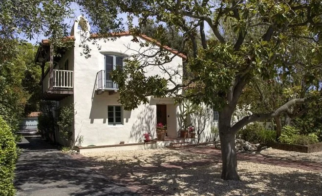 On the Market: 1927 Wallace Neff-designed Spanish Colonial Revival Style Home in Altadena⁠
⁠
⁠Located in the foothills of the San Gabriel Mountains near Eaton Canyon, today&rsquo;s home is a classic L-shaped Spanish Colonial Revival style home design
