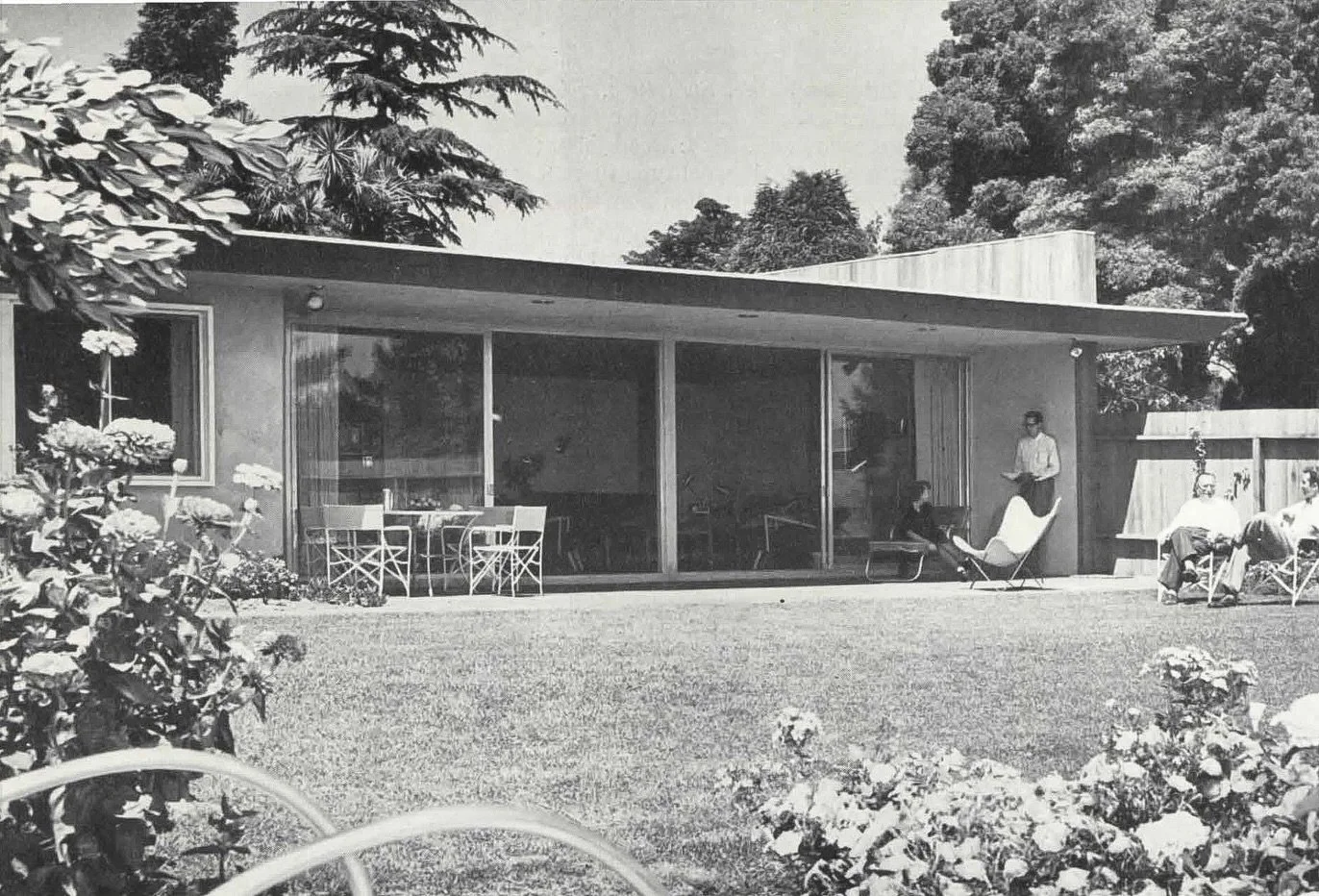 🚨Save Me!🚨 1948 Craig Ellwood-designed Epstein Residence in Brentwood⁠
⁠
⁠Much to my dismay, yet perhaps unsurprising in our ever-evolving Los Angeles, Craig Ellwood&rsquo;s 1948 Epstein Residence has hit the market, the listing presenting it as a 