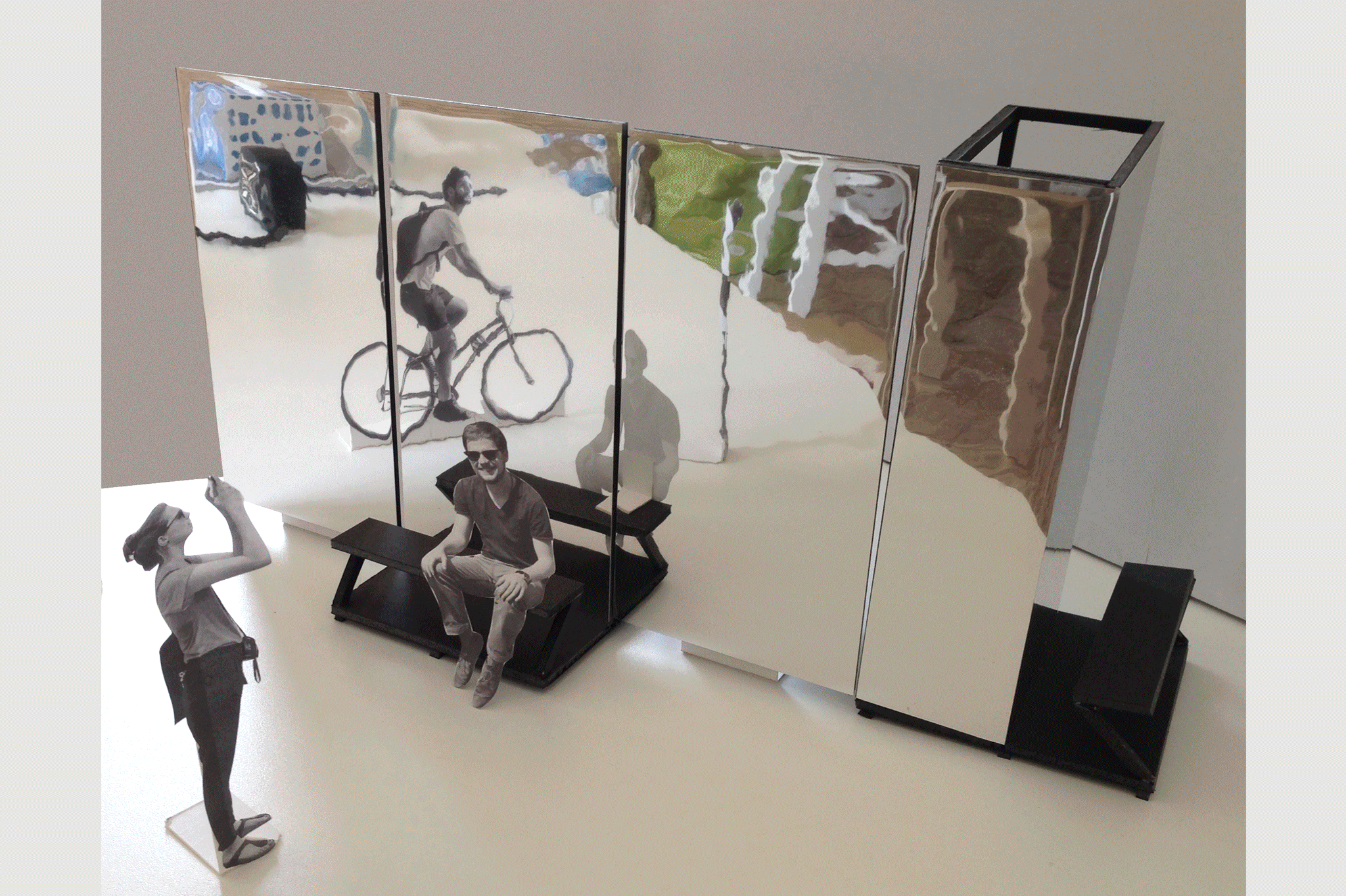 Scénographie en extérieur pour un chantier dans l'espace public. Plusieurs images défilant montrant le processus général du projet, depuis la conception à l'installation en passant par la fabrication. Œuvre artistique en miroir avec assises publics.