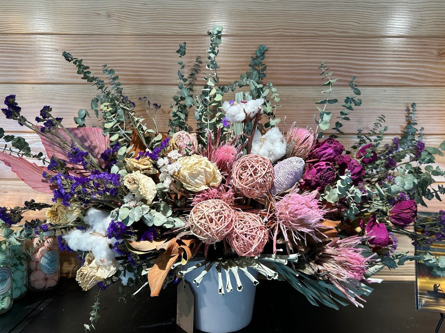 Dried flower arrangements are a beautiful, long-lasting alternative to fresh flowers. They offer a rustic, natural aesthetic to add to your home or office. 

#STEMS #STEMSByStongs #Florals #Bouquets #FloralArrangements #NorthVancouver #EventFlorals #