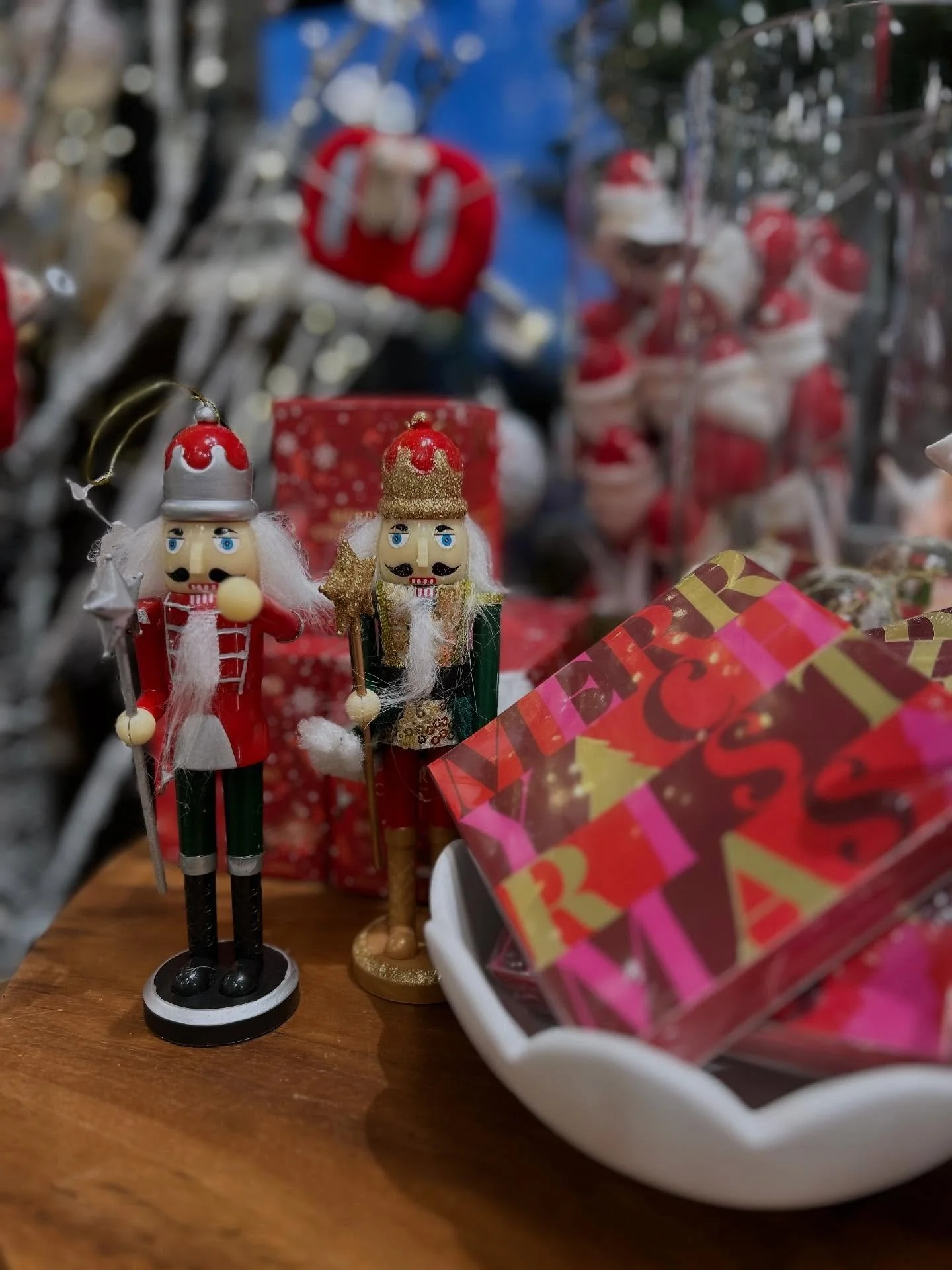 Celebrate the holidays with STEMS by Stong&rsquo;s! From sparkling decor, to festive florals and thoughtful gifts, we have everything to make your season merry and bright. ✨ 

#stemsbystongs #holidaydecor festiveflorals