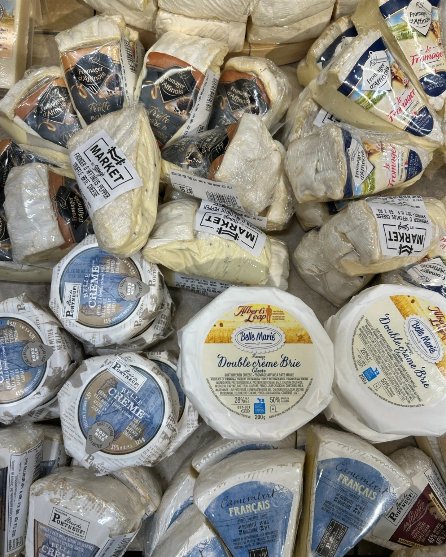 Happy Christmas Eve!  We&rsquo;re open until 6PM today &mdash; stop by for your last‑minute holiday needs. 🎄

#Stongs #StongsMarket #GroceryStore #ShopLocal #NorthVancouver #IndependentGrocer