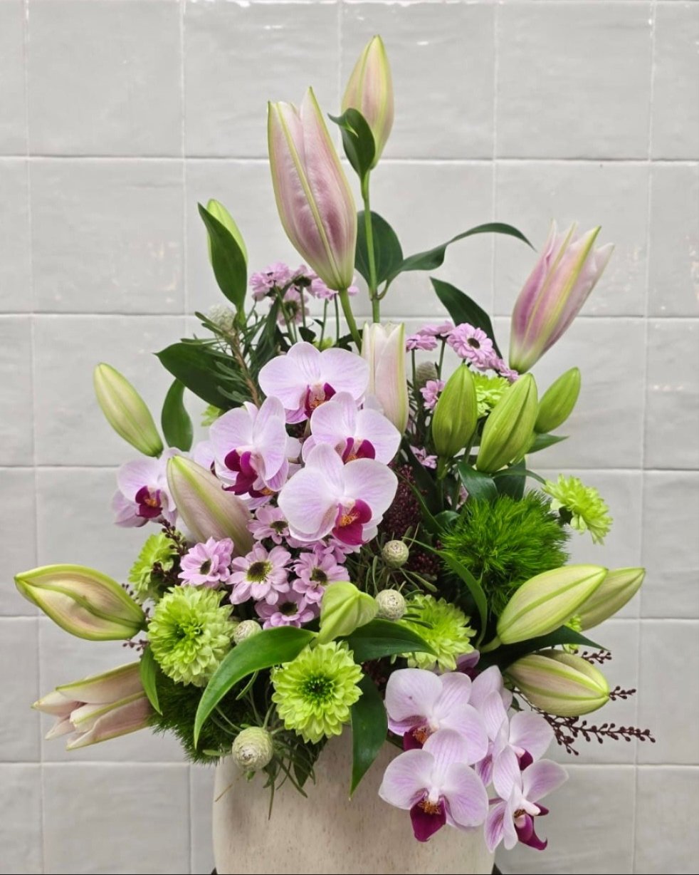 This week&rsquo;s arrangement is a little bit of quiet luxury. ✨

#STEMS #STEMSByStongs #Florals #Bouquets #FloralArrangements #NorthVancouver #EventFlorals #EverydayFlorals