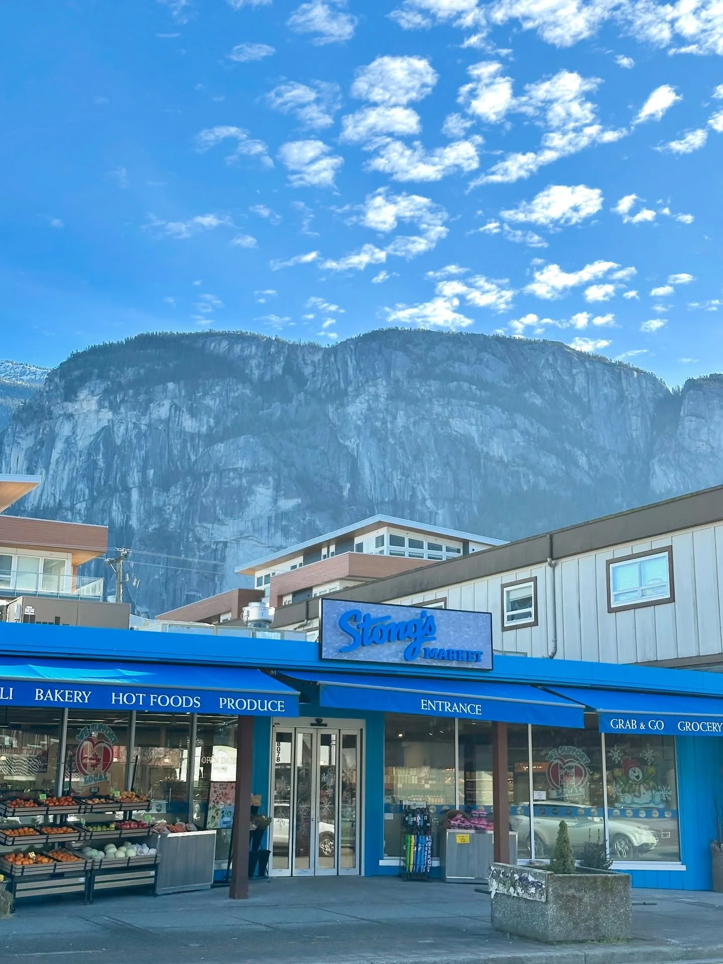 A market with a big Mountain View 🏔️💙
Stong&rsquo;s Market Squamish is your friendly neighborhood stop for fresh produce, bakery treats, hot foods, and easy 
grab-and-go lunches-plus a curated mix of local and specialty finds. Whether you&rsquo;re 