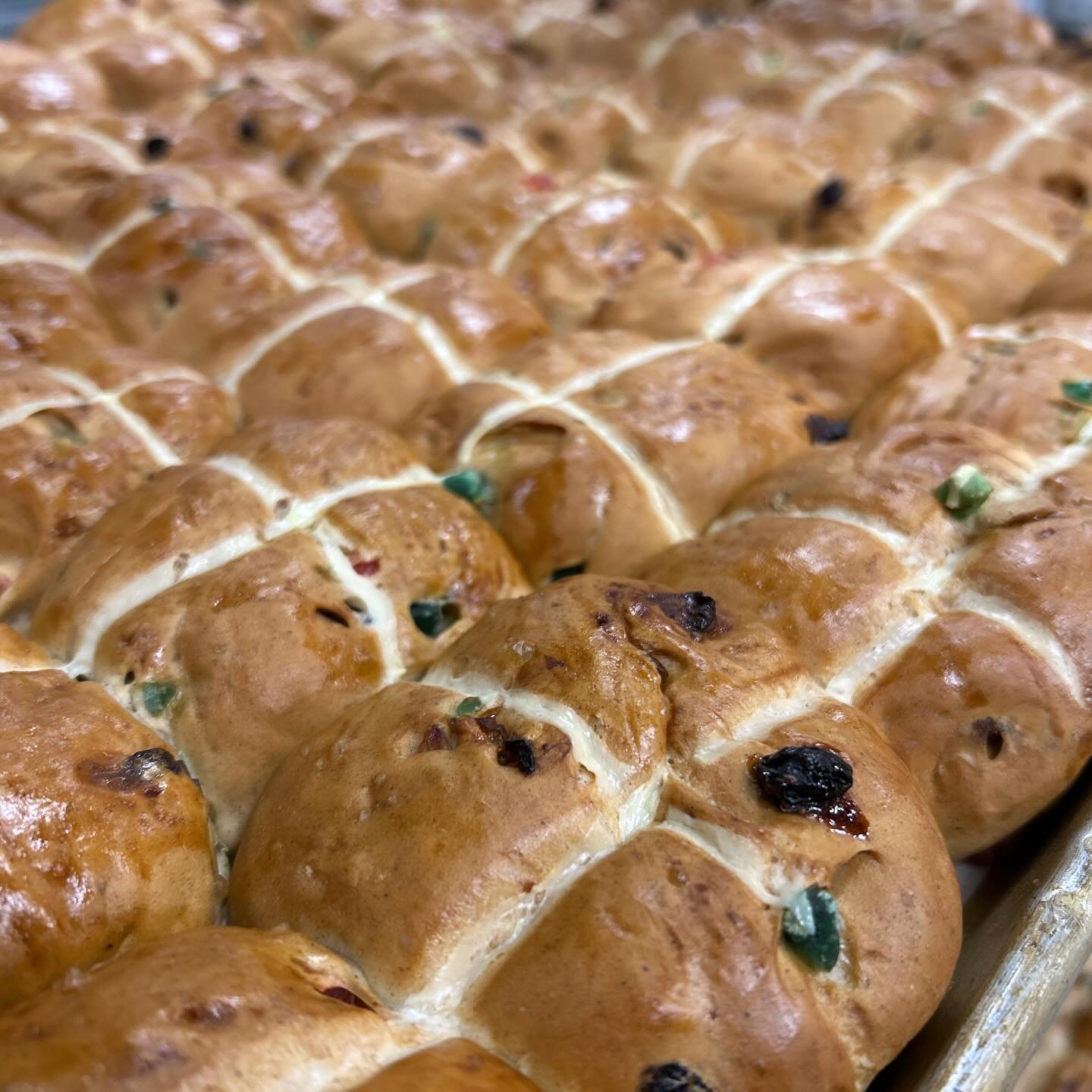 Easter baking mode: ON 🌸 
Hot cross buns fresh from the oven - soft, golden, and perfectly spiced. Here&rsquo;s to delicious  traditions.

#easterbaking #hotcrossbuns #stongsmarket #shoplocal #madefreshforyou