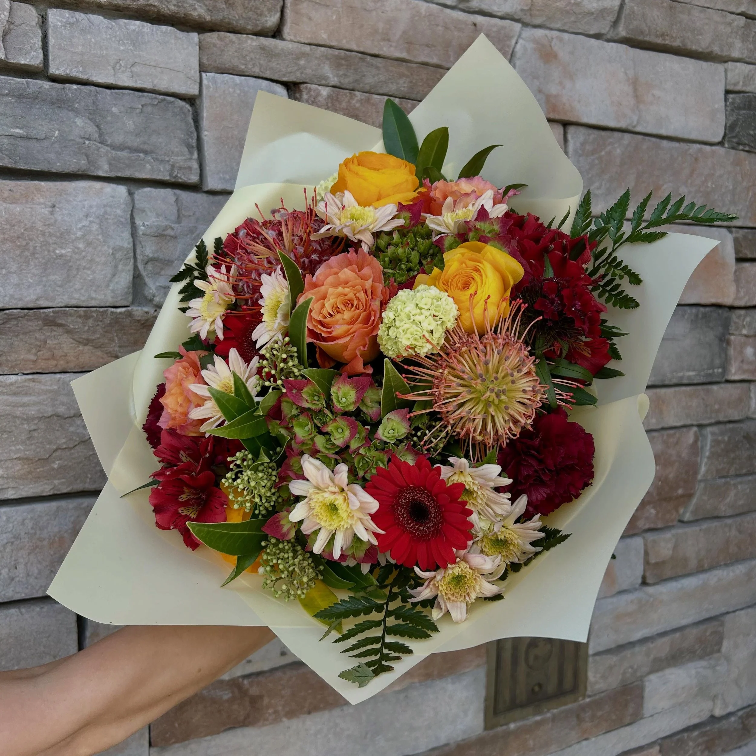 🌸 Happy Friday 🌸

We hope your weekend is as beautiful as this bouquet!

#stemsbystongs #bouquets #florals #floralarrangments
