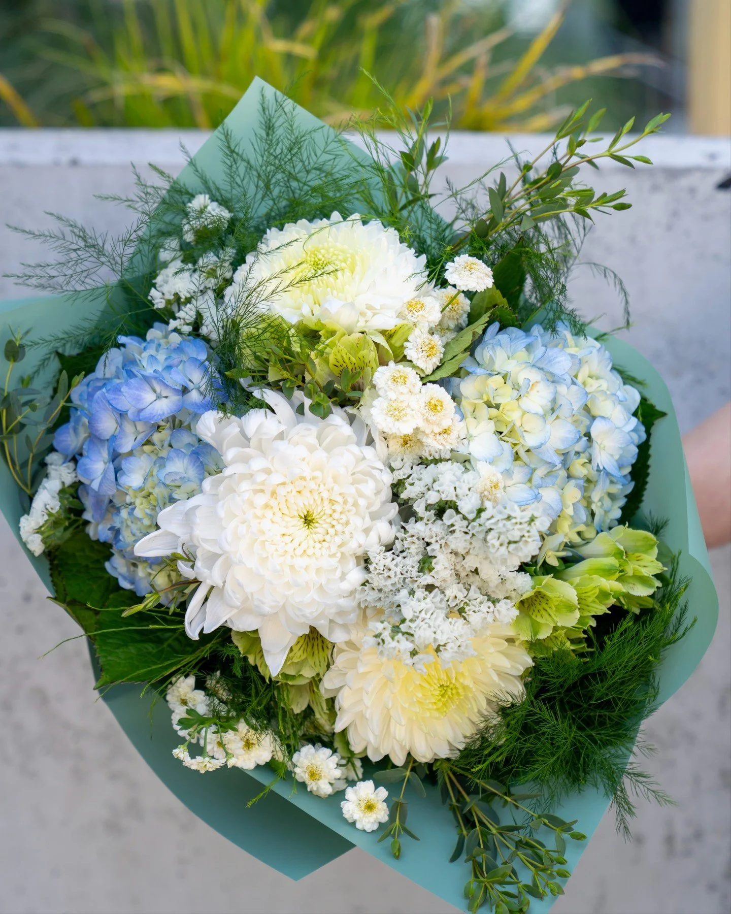 TGIF! Flowers make Fridays better. 💐 ✨

#STEMSByStongs #Florals #Bouquets #FloralArrangements #FridayVibes
