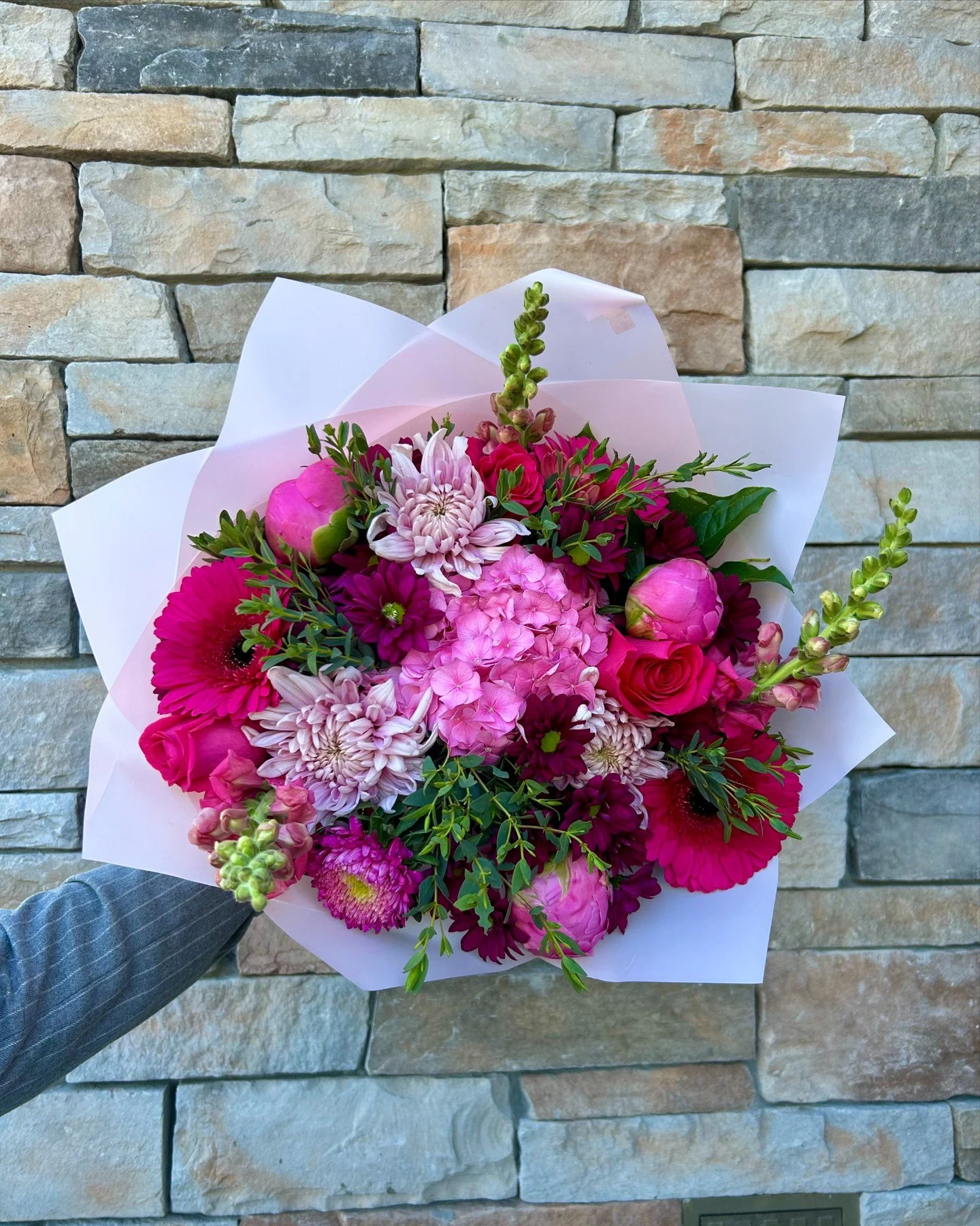 Fresh flowers on repeat? Yes please. STEMS subscriptions are fully customizable to your budget, style, and favourite colours. Delivered weekly, bi‑weekly, or monthly. Chat with our team to build yours. 🌼

#STEMSByStongs #Florals #Bouquets #FloralArr