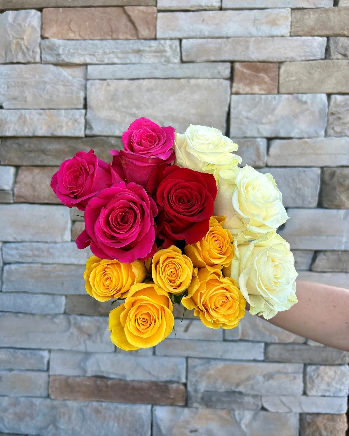 We hope your weekend is as beautiful as this bundle of roses! 🌹 

#STEMSByStongs #Florals #Bouquets #FloralArrangements #Roses