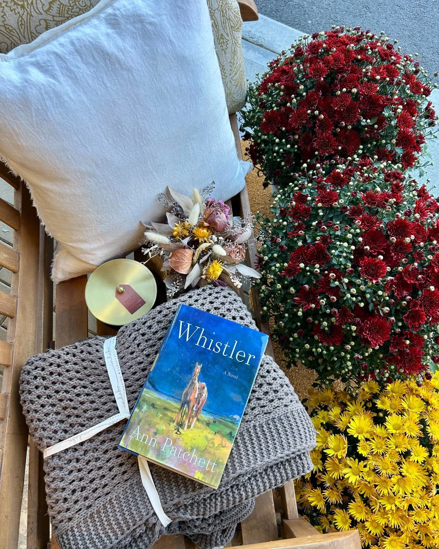 Things we love about fall.

Cozy blankets, a good book, seasonal candles, and flowers in all the rich colours of autumn.

What's on your fall essentials list? 🍂 🎃

#STEMSByStongs #Florals #Bouquets #FloralArrangements