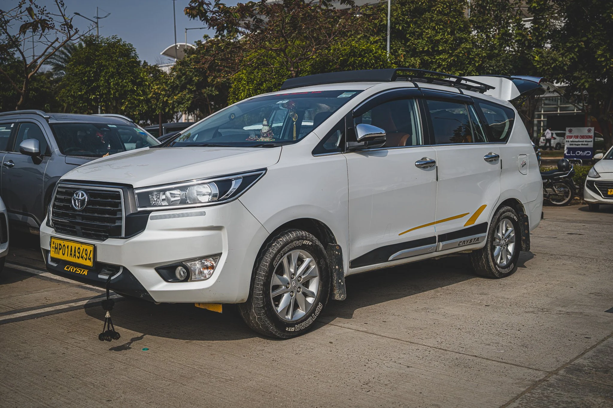 Weiße Toyota Crysta Minivan 