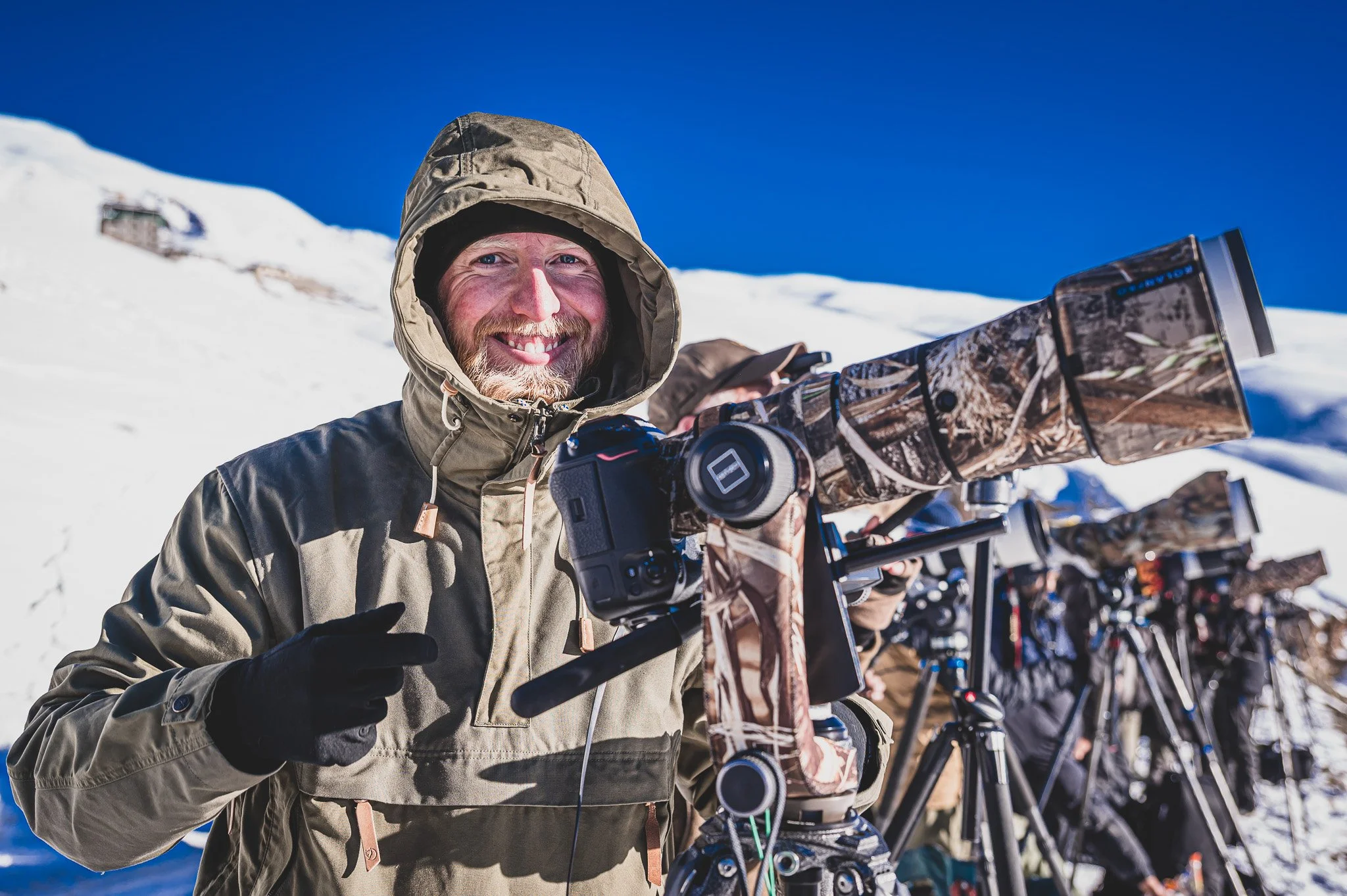 Robert Wälter mit Kamera im Himalaya