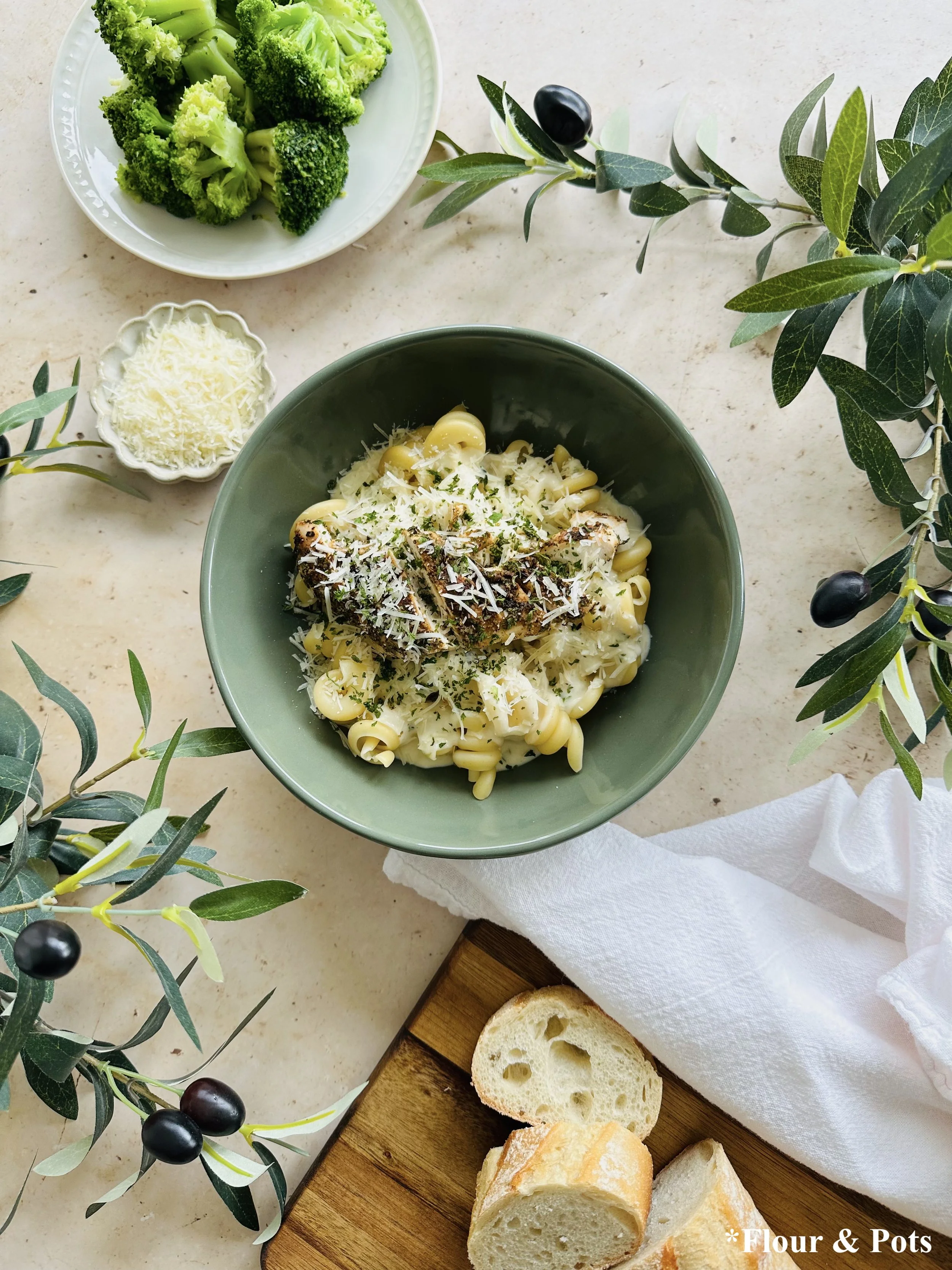 Creamy Garlic Chicken Pasta with Bread