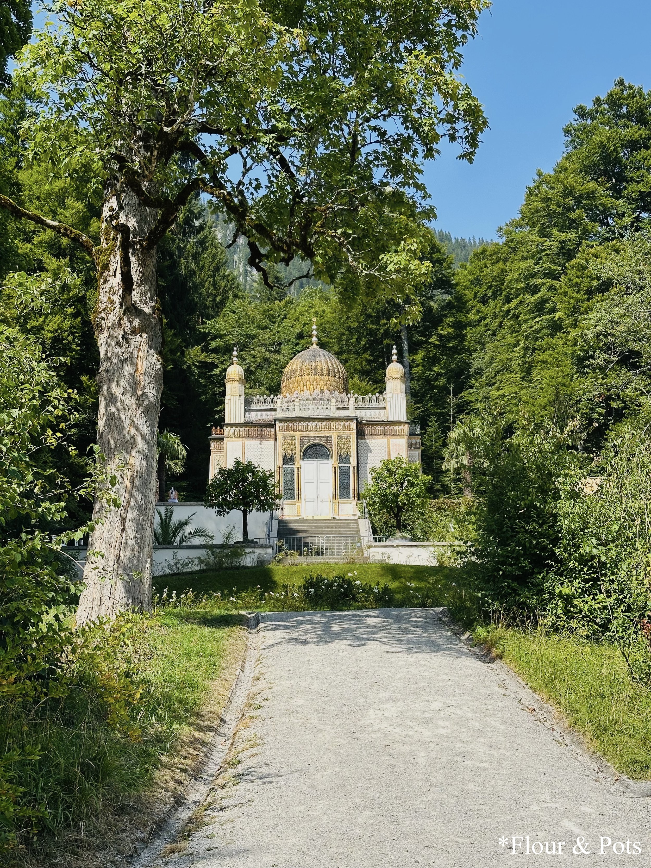 Moorish Kiosk, a mosque-inspired building located on the grounds of Linderhof Palace in southern Germany.