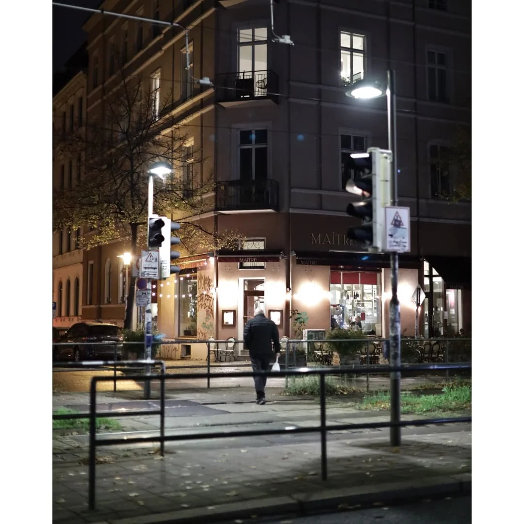 Streetwalker, day... night... and in between 
#streetphotography 
.
#street #cityscape #herbst #herbstzeit #herbstfarben #ig_leipzig #photography #photo #canondeutschland