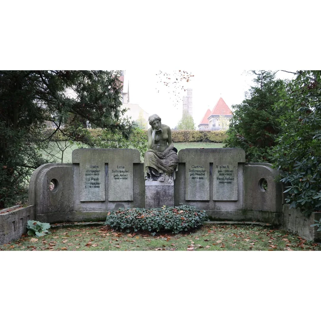 "Antike" Kunst gegen das Vergessen und als Balsam für den Herzschmerz
#friedhof #cemetery #statue #graves #beautiful #explore #südfriedhof #ig_leipzig #antikenmuseumleipzig #photography