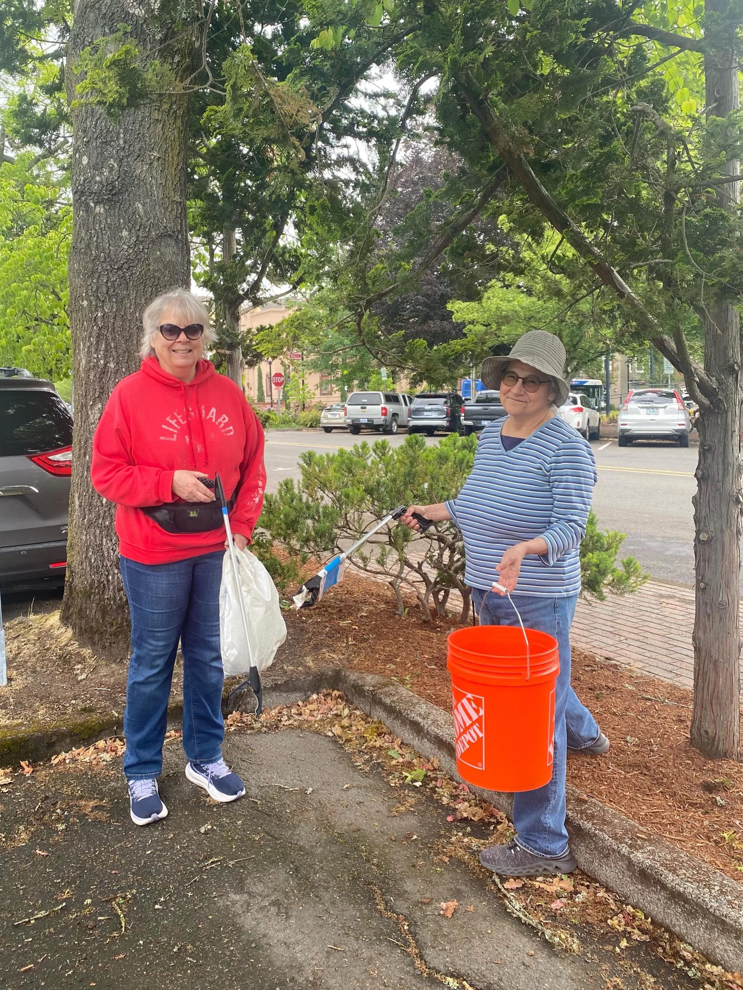I met these awesome ladies this morning Margie &amp; Stephanie who I often see out and about doing for the @cityofmilwaukie and @historicmilwaukienda as a part of the Adopt a Road program- these are the volunteers and women who rock by making our cit