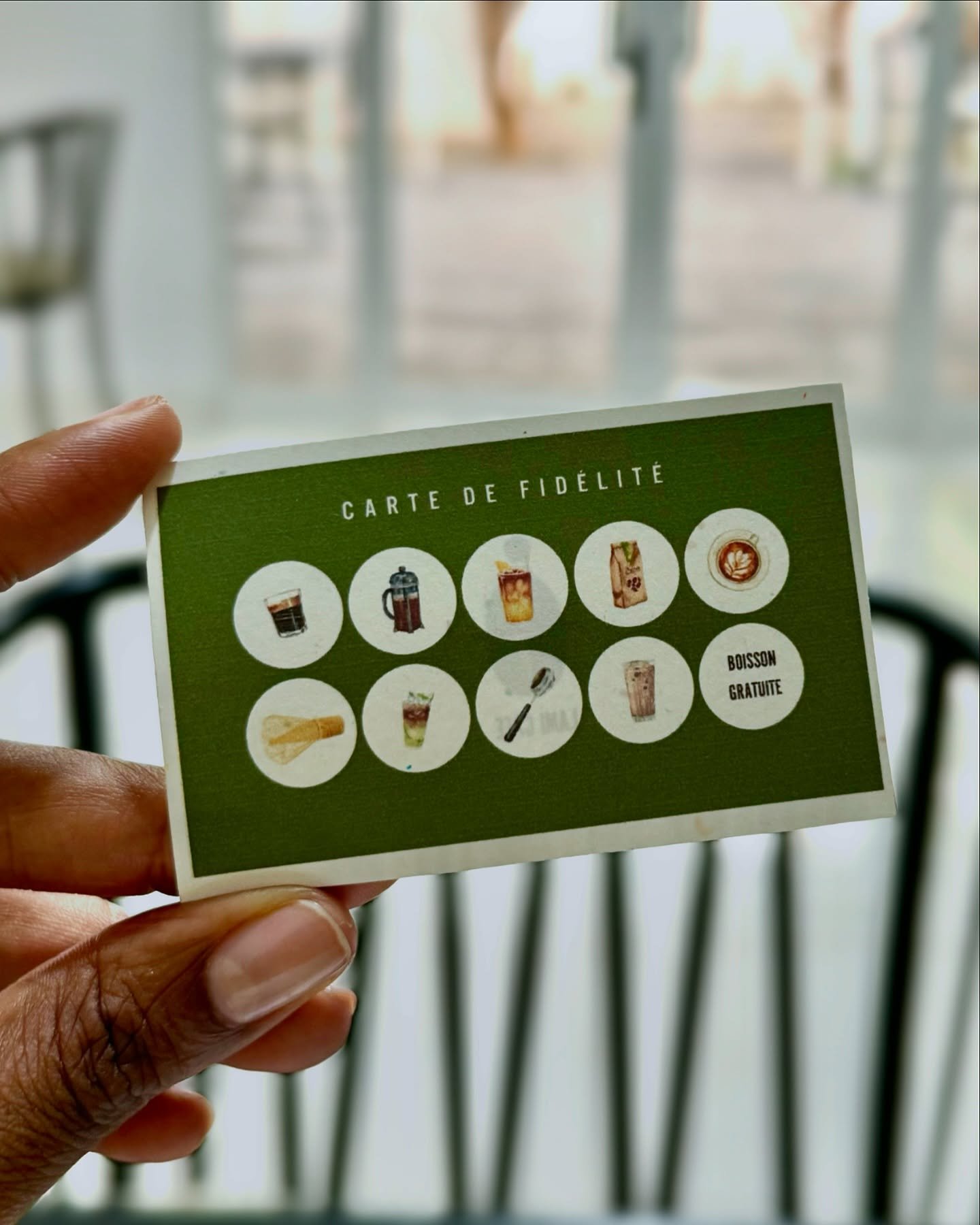 Pour les addicts du caf&eacute; comme nous&mdash; la prochaine fois que vous passez, prenez une carte. Votre 10ᵉ caf&eacute; est offert ! 😉