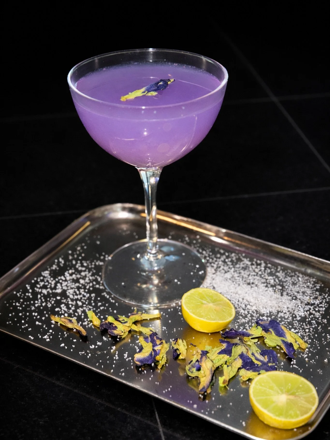 Le violet n&rsquo;a jamais &eacute;t&eacute; aussi bon. 💜
Cocktail au pois papillon &mdash; disponible au bar.

#fyp #niamey #lamicafe