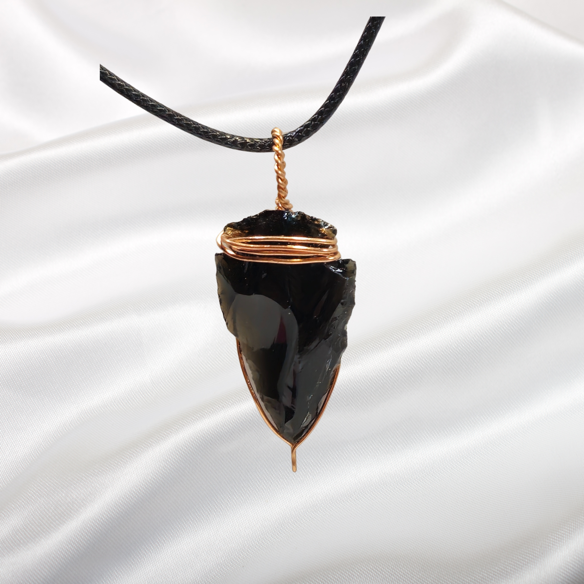 obsidian arrow head pendant 01.png