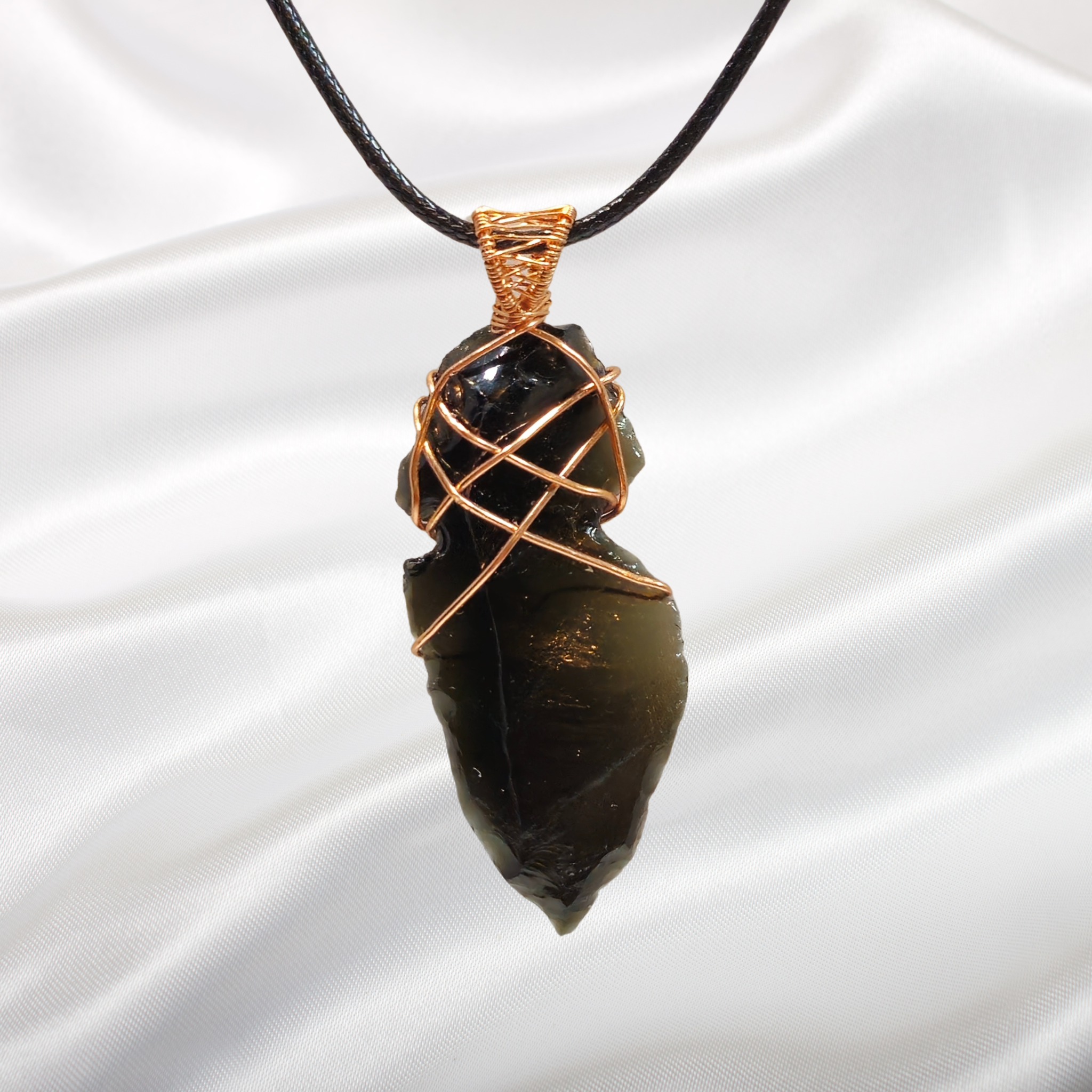 obsidian arrow head pendant 04.png