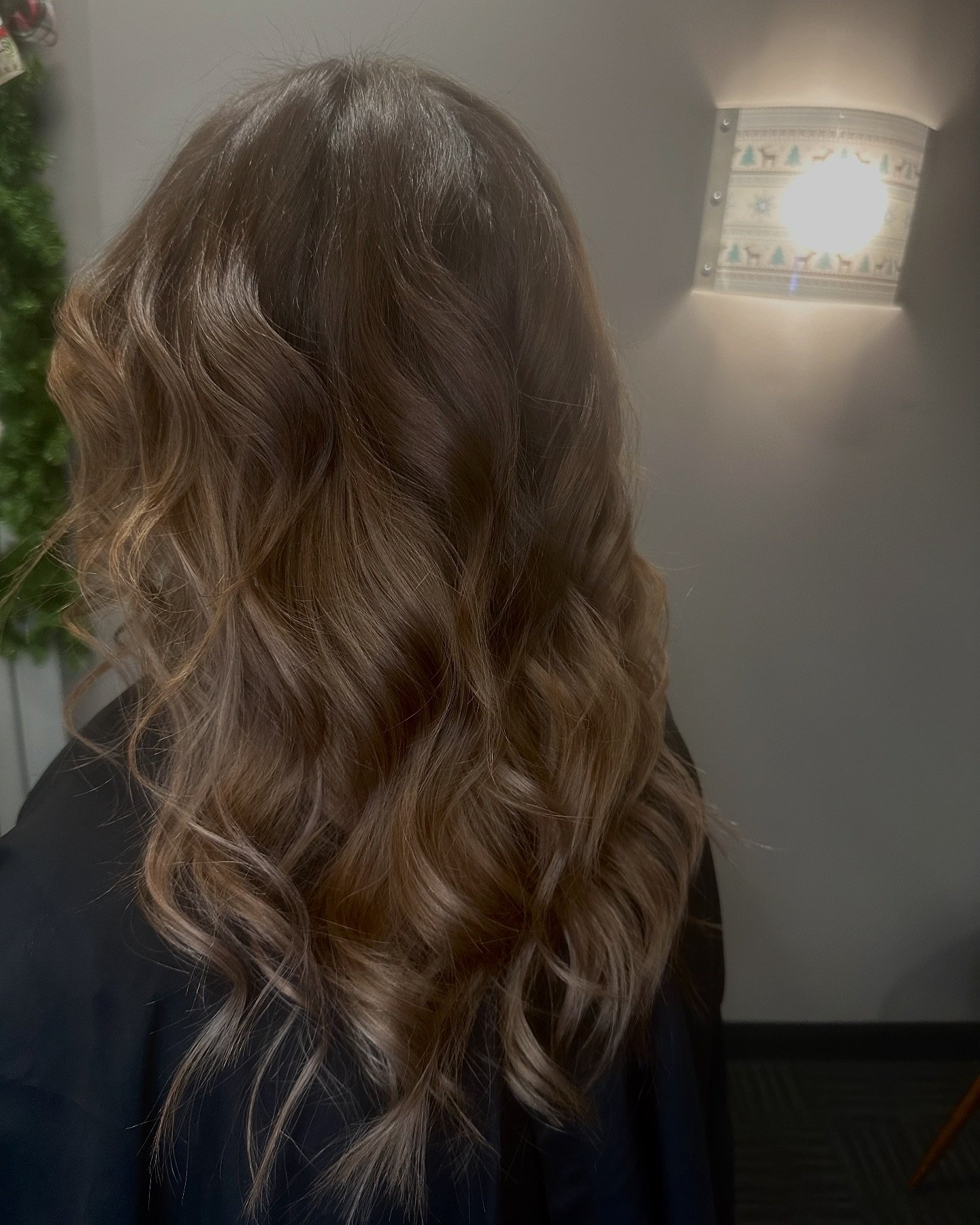 🌟 V-Light hair extensions making their debut on my page! 🌟

These are a great option for anyone looking to add fullness to their hair, or balance a shattered length line! 

In addition to the extensions I did a gloss &amp; haircut for a completely 