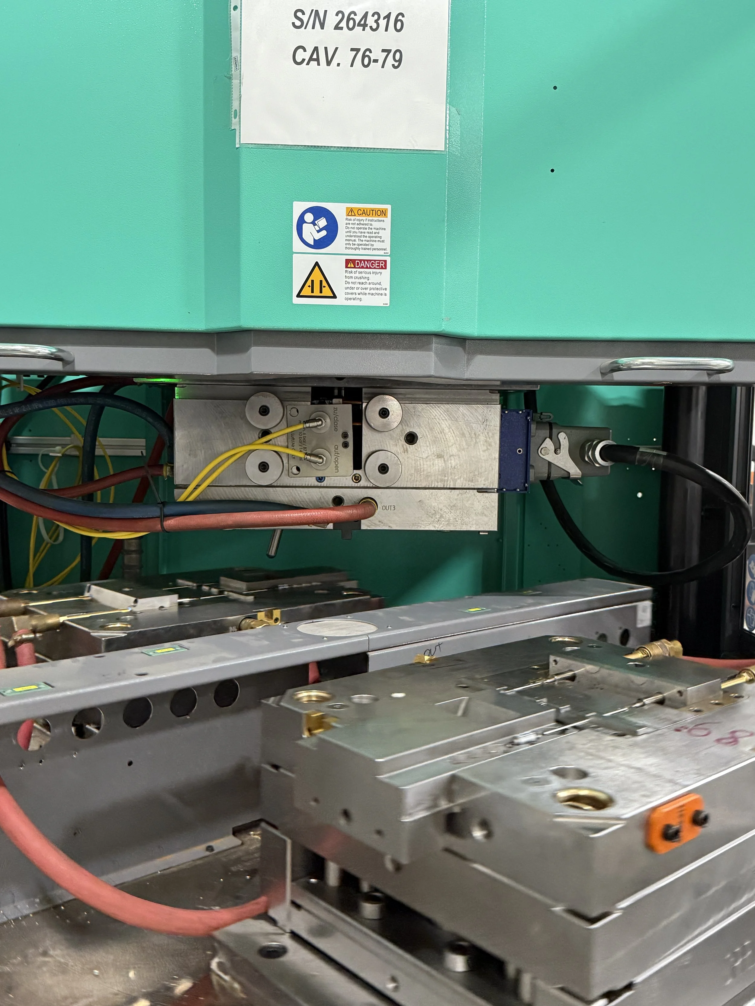 102T Arburg Vertical Injection Molding Press for Stylet and Cannula manufacturing