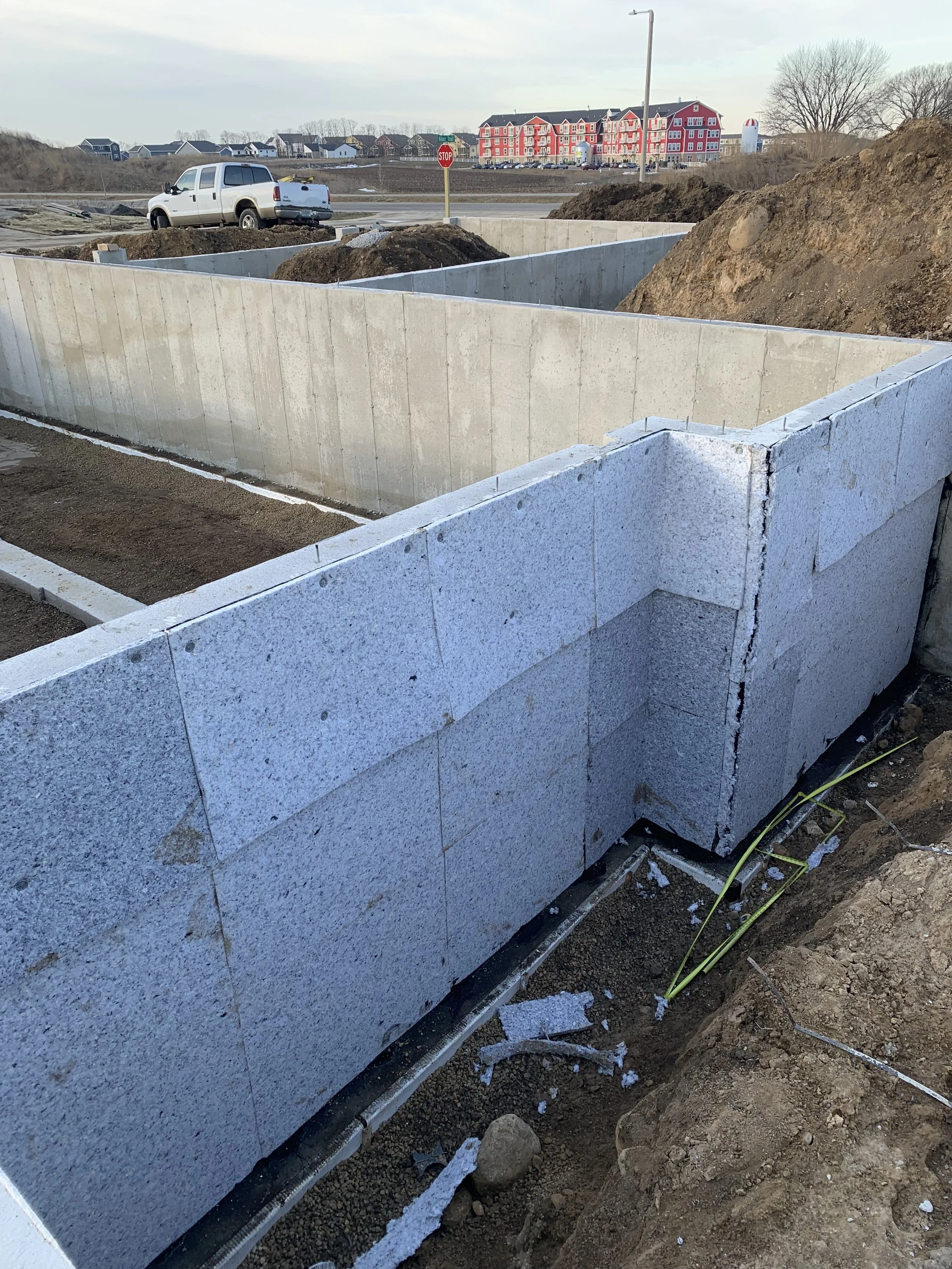 Waterproofed wall with insulation