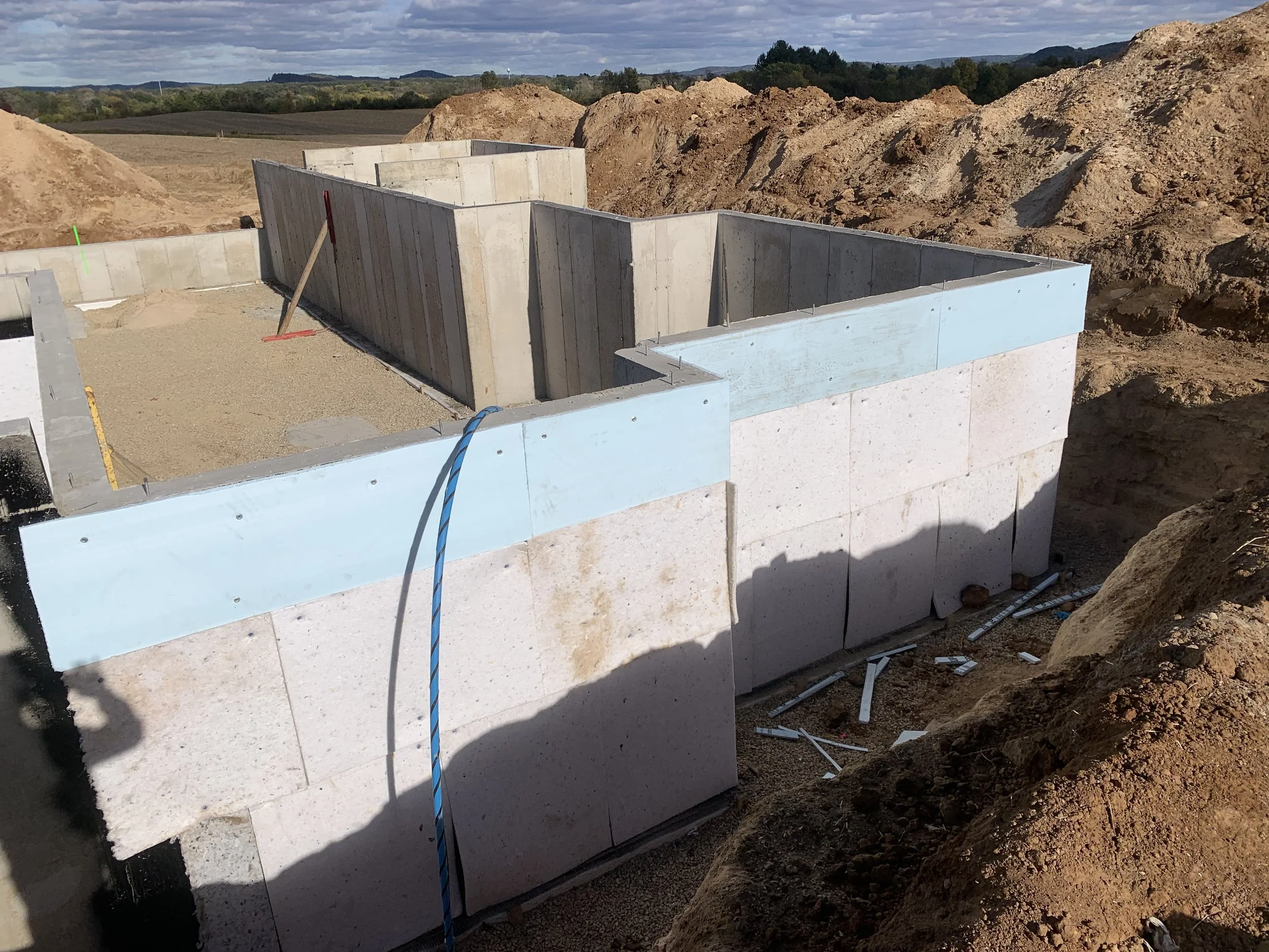 Waterproofed wall with insulation