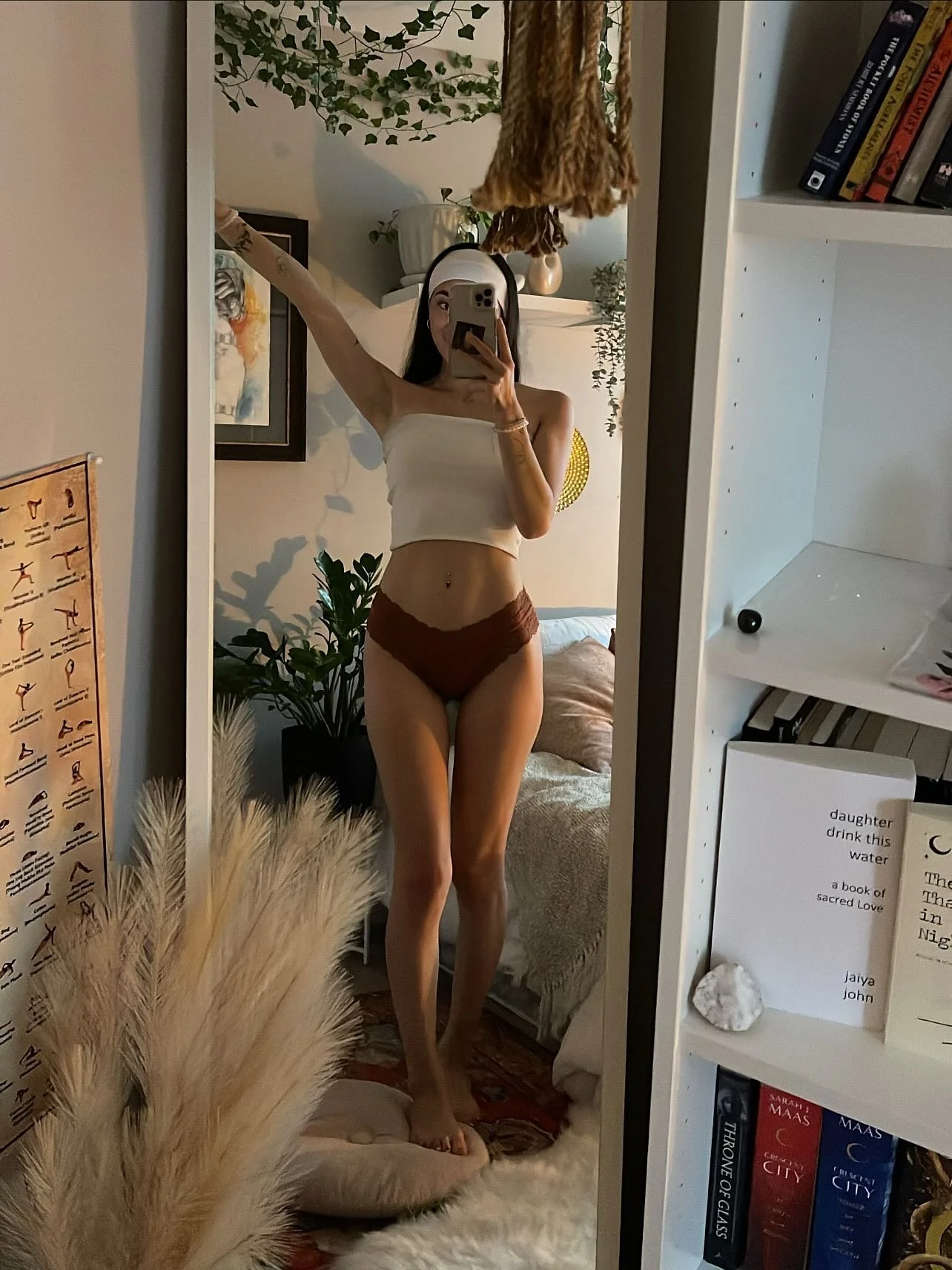 A love letter to all of who I am, 
a reminder that every part of us is sacred 
Swipe for the rawness 𓇢𓆸

⋮

Beauty lives in the raw, unfiltered places too 

I want to be all of her - raw, soft, wild, authentic
My body hair, stretch marks, beauty ma