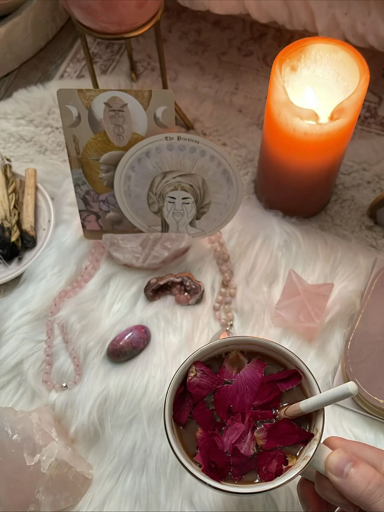 R i t u a l s 𓂃

𝘛𝘩𝘢𝘵 𝘤𝘰𝘯𝘯𝘦𝘤𝘵 𝘮𝘦 𝘥𝘦𝘦𝘱𝘦𝘳 𝘸𝘪𝘵𝘩 𝘮𝘺 𝘥𝘪𝘷𝘪𝘯𝘦 𝘧𝘦𝘮𝘪𝘯𝘪𝘯𝘦 𝘦𝘴𝘴𝘦𝘯𝘤𝘦 

&there4; Rose oil on womb + heart 
anointing myself with rose 𓂃 softening into devotion, awakening love within

&there4; Cleansi