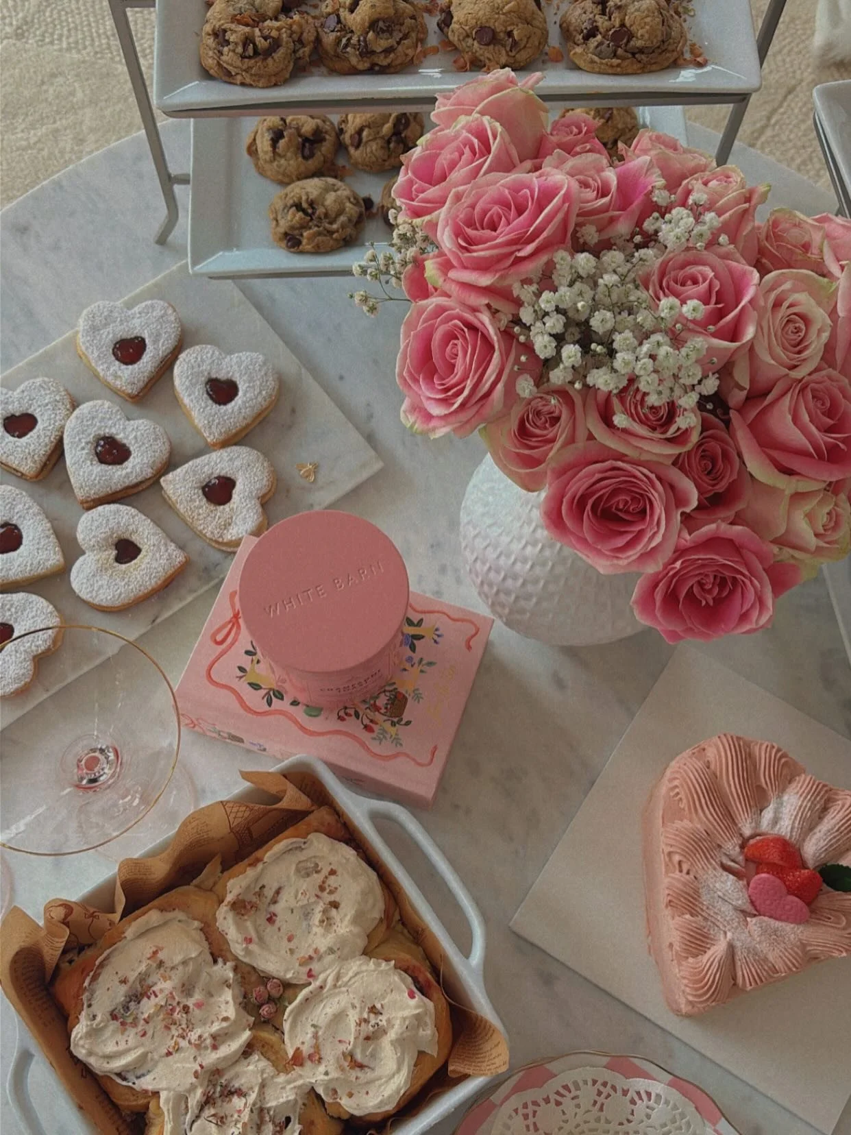 valentines day weekend treats💗🦢

what came out of my oven:
🍓 strawberry cinnamon rolls 
🍪 red velvet chocolate chip cookies 
🍓 strawberry jam filled sugar cookies
🍪 brown butter chocolate chip cookies