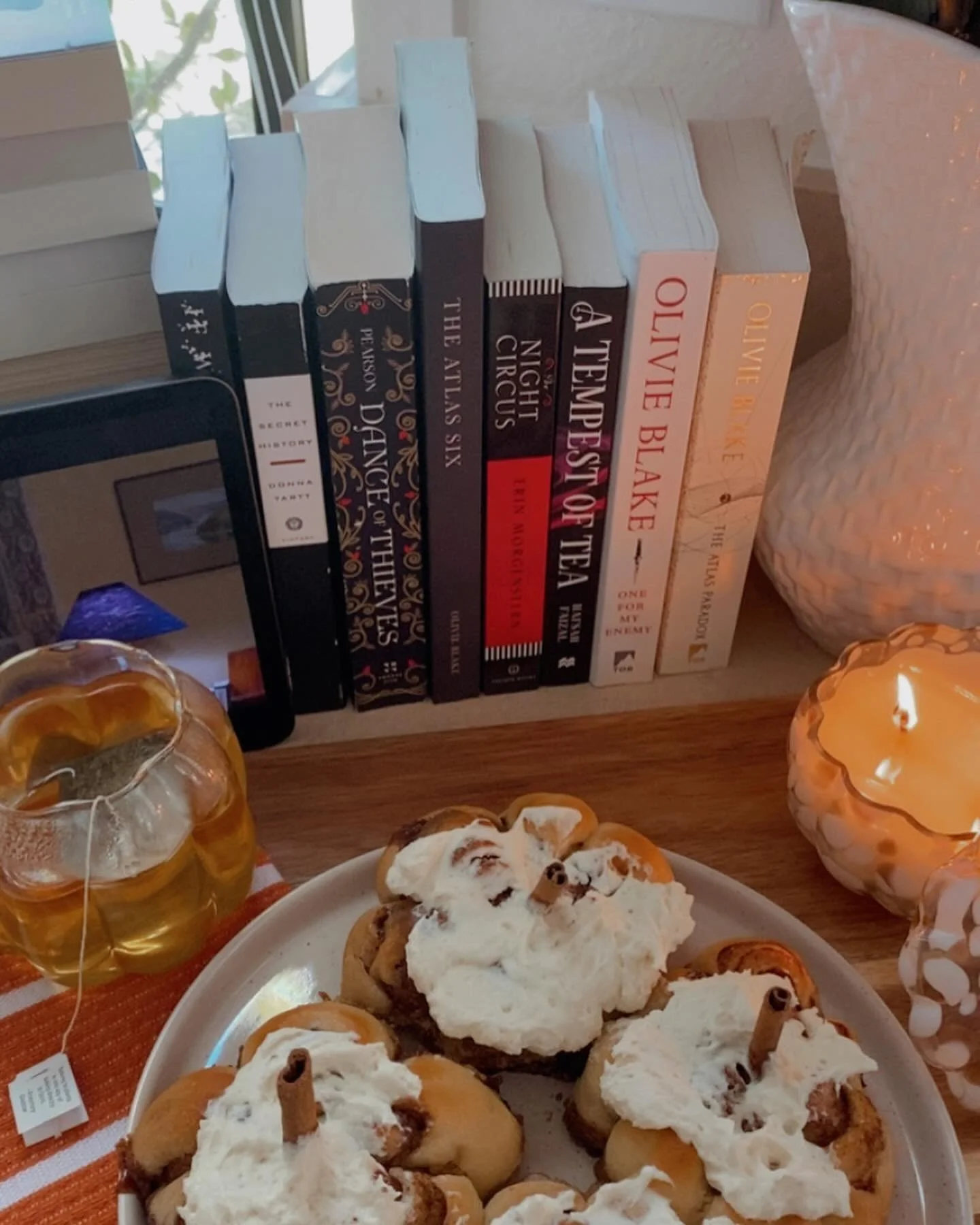 Pumpkin cinnamon rolls in the oven and my favorite autumn reads in hand🍁📚 Babel, Dance of Thieves, Olivia Blake&rsquo;s captivating stories, and The Secret History&mdash;it&rsquo;s going to be a cozy one! #autumnvibes #booksandbakes #fallreads #coz