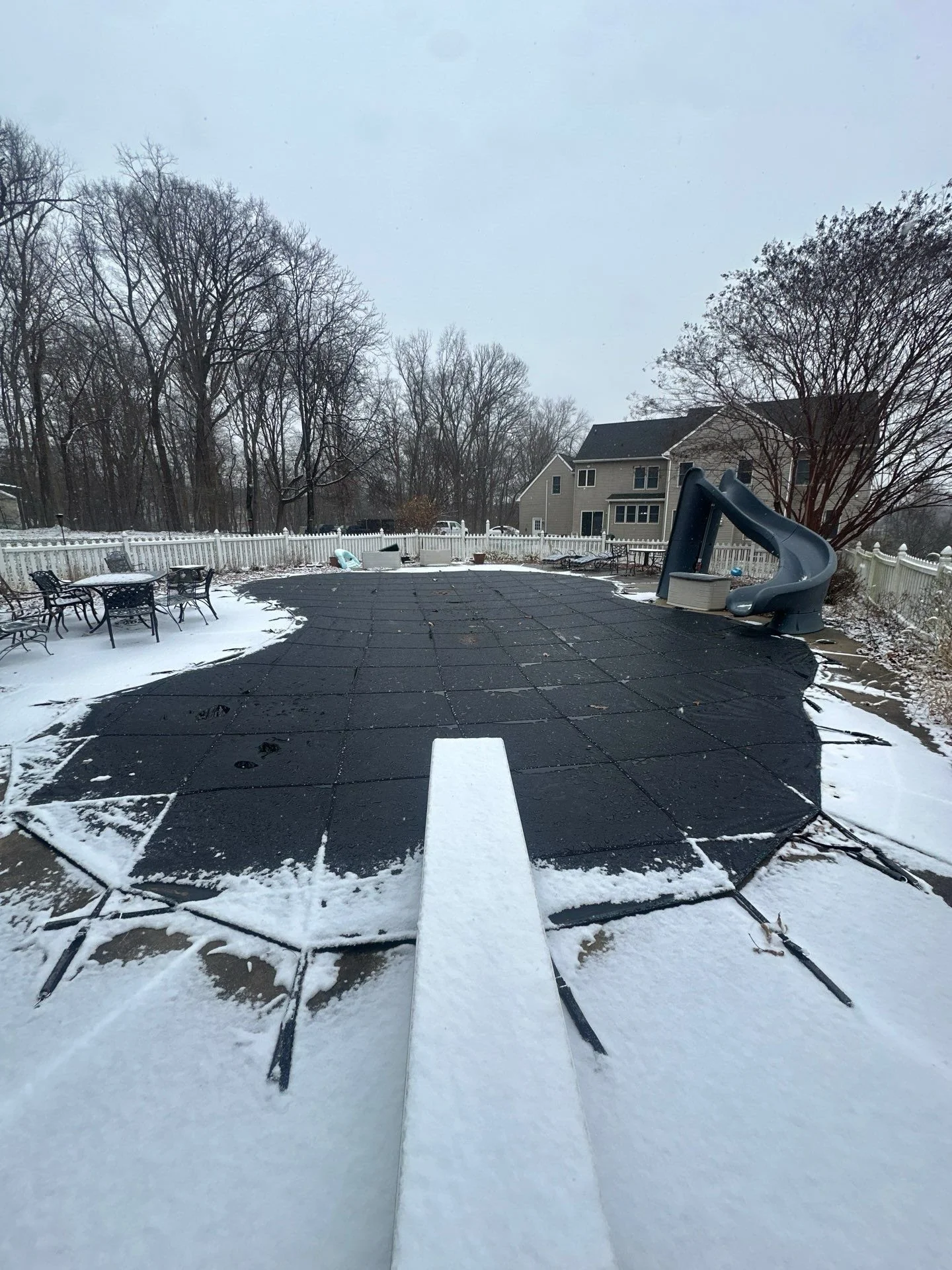 First snow of the year‼️ If your pool is still open contact @elysiumpools asap‼️‼️

#poolclosing #custompools #md #winter #pool #poolmaintenance #poolcover #snow #smallbuisness #familyowned #home