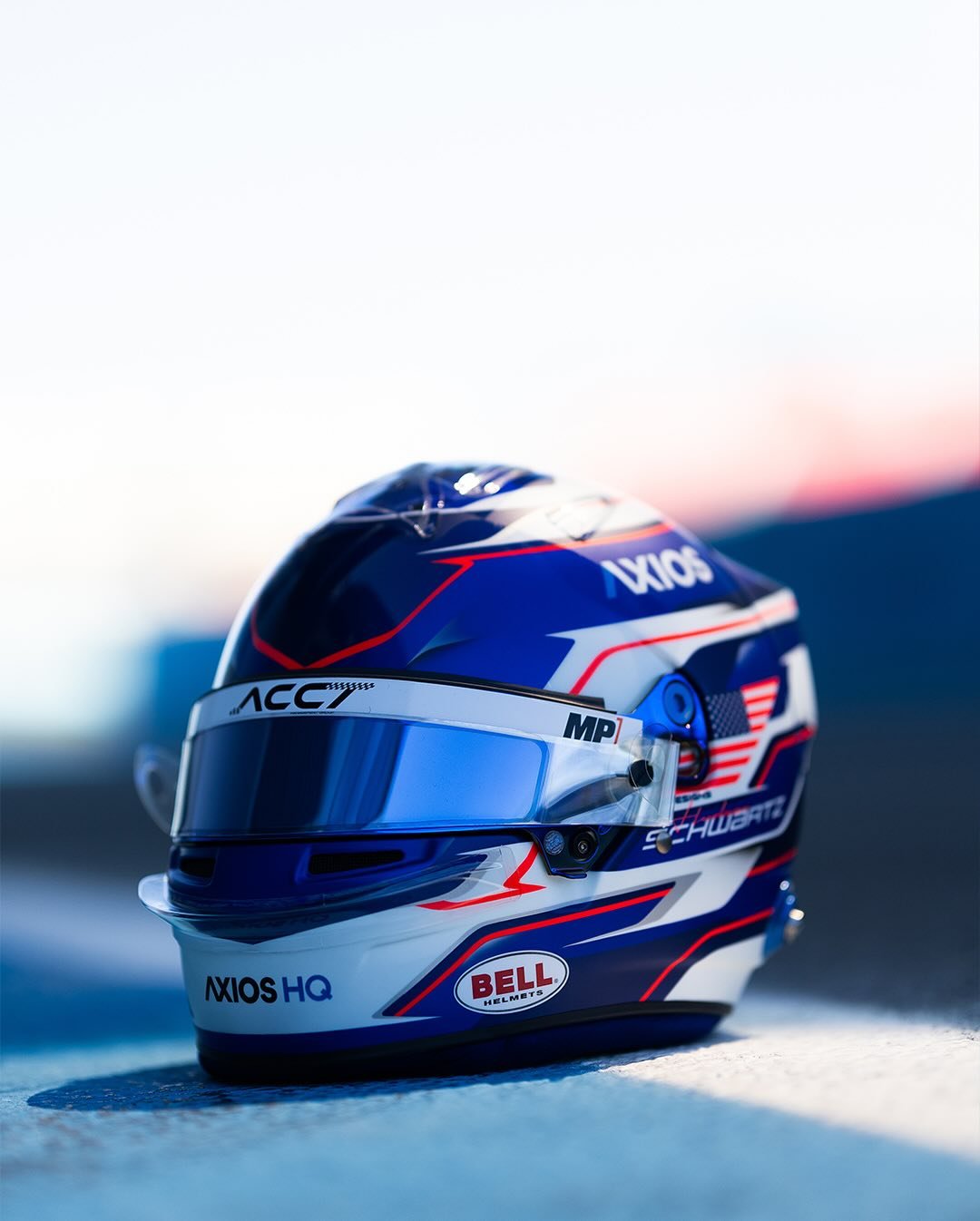Let me introduce you to my new helmet for the 2025 season 🔥

#helmet #f4 #formula4 #bellhelmets #usa #2025 #race #helmet