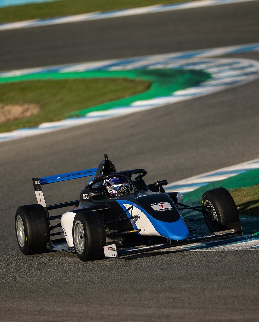 First day completed! P5 in the first race and P10 in the Sprint Race. Tomorrow, a new qualifying session and the final race 💪🏼

#helmet #f4 #formula4 #bellhelmets #usa #2025 #race #helmet